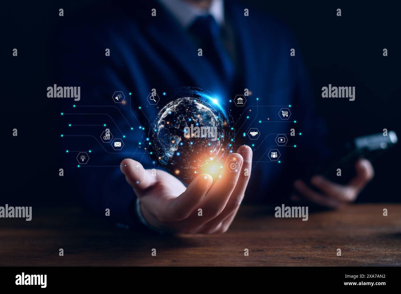Online-Marketing-Unternehmensnetzwerk-Konzept. Geschäftsmann stellt eine Verbindung zum Unternehmensnetzwerk über das Internet her. Planen Sie Immobilieninvestitionen, analysieren Sie die Ma Stockfoto