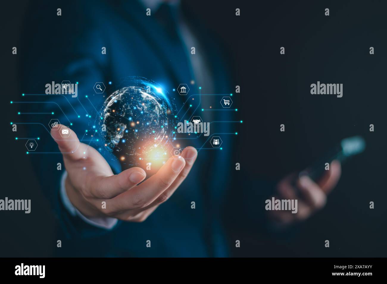 Online-Marketing-Unternehmensnetzwerk-Konzept. Geschäftsmann stellt eine Verbindung zum Unternehmensnetzwerk über das Internet her. Planen Sie Immobilieninvestitionen, analysieren Sie die Ma Stockfoto