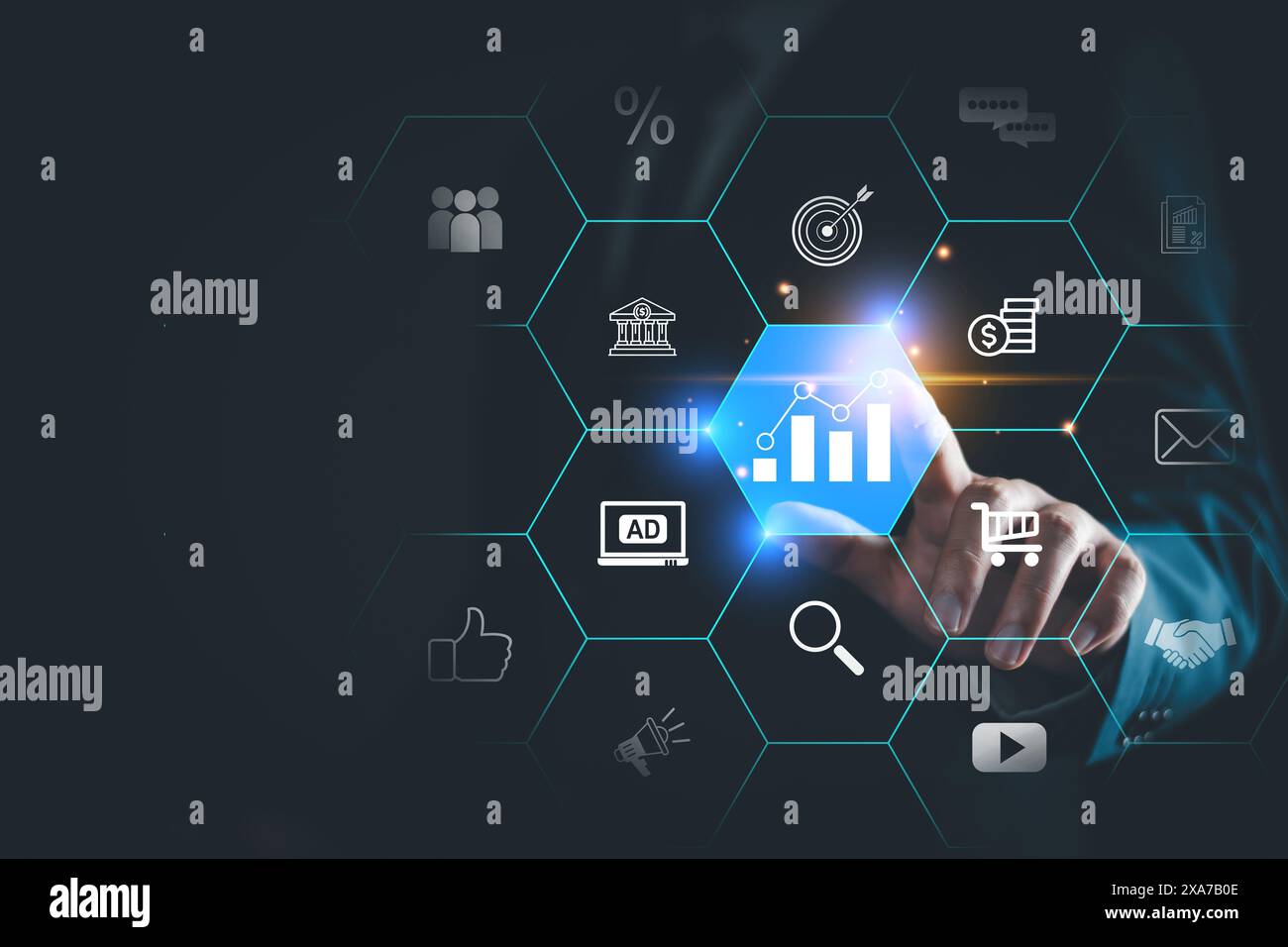 Geschäftsstrategie für digitales Marketing. Geschäftsmann plant zukünftiges Marketing, analysiert Daten zur Kundenpopularität, neue Online-Werbung, intelligentes Trading Stockfoto