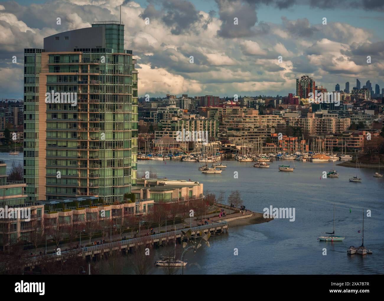 Das Stadtbild von Vancouver mit Uferpromenade und hohen Gebäuden Stockfoto