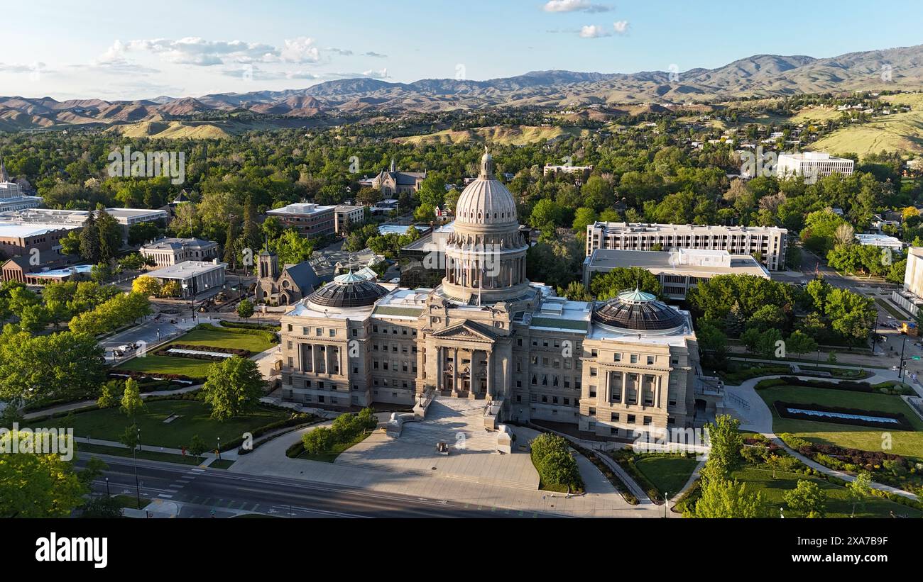 Das Boise State Capitol ariel fotografiert kurz nach Sonnenaufgang und blickt südöstlich zu den Bergen Stockfoto