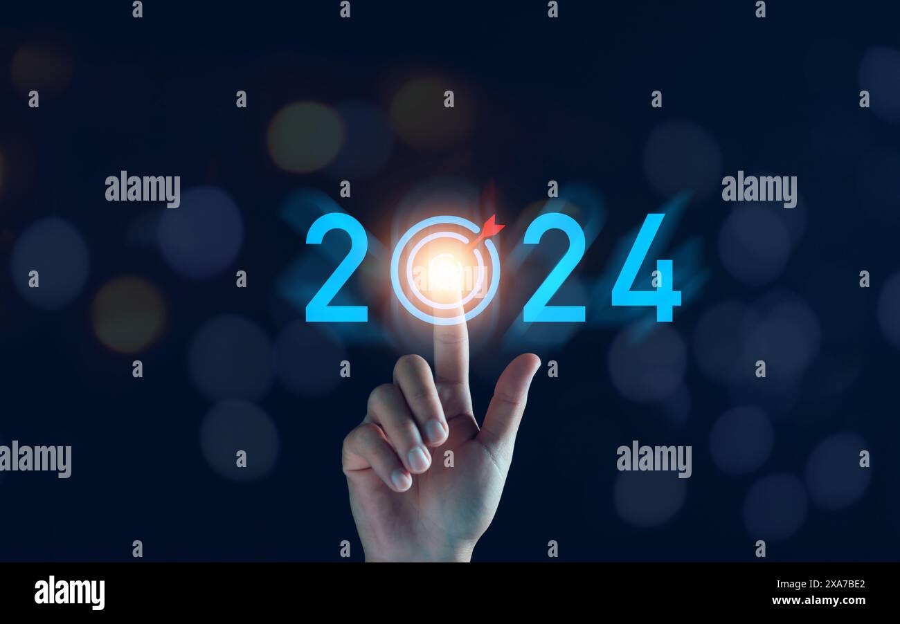 Neujahrsziel 2024. Tippen Sie mit der Hand auf das Zielsymbol, Ziel 2023 bis 2024 für die Vorbereitung Happy New Year, Start New Year. Planung, Chance, Herausforderung, Stockfoto