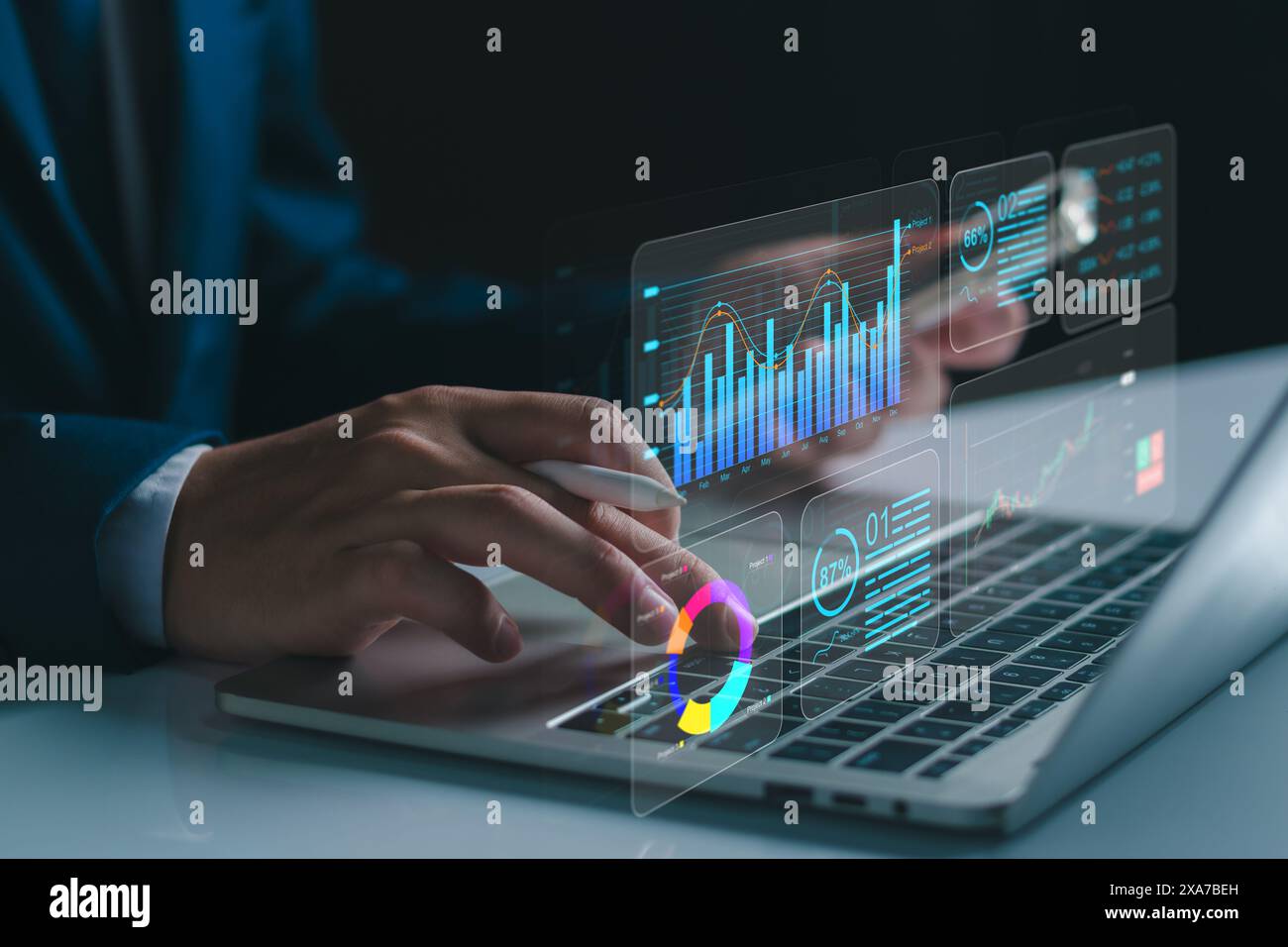 KPI-Geschäftsanalysekonzept. Geschäftsmann analysiert mithilfe des virtuellen Bildschirms des KPI-Dashboards Datenberichte, Geschäftstendenzen, Marketing, Unternehmensfinanzen, Investitionen Stockfoto