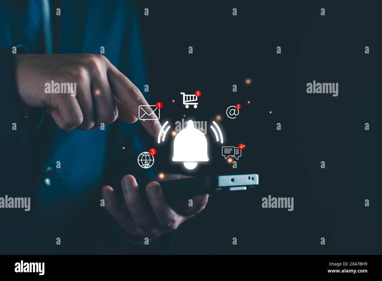 Push-Konzept für Geschäftsbenachrichtigungen. Geschäftsmann mit Smartphone mit virtuellem Klingelton, Push-Alert für Anwendungsbenachrichtigung, E-Mail, Erinnerungstrend m Stockfoto