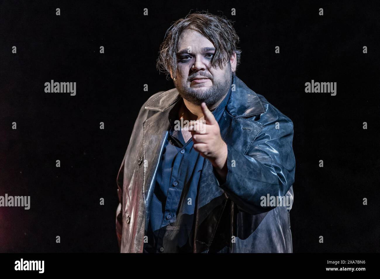 Cottbus, Deutschland. Juni 2024. Nils Stäfe (Sweeney Todd) steht auf der Bühne des Staatstheaters Cottbus während einer Fotoprobe für das Stück „Sweeney Todd – der Dämonenbarbier der Fleet Street“. Hugh Wheller schrieb das Buch für Stephen Sondheims Musikthriller, basierend auf dem gleichnamigen Stück von Christopher Bond. Die deutsche Version stammt von Wilfried Steiner und Roman Hinze. Die Inszenierung wird von Cordula Däuper geleitet, die Bühne wurde von Pascal Seibicke entworfen und Sophie du Vinage ist für die Kostüme verantwortlich. Die Premiere findet am 8. Juni 2024 statt. Vermerk: Frank Hammerschmidt/dpa/Alamy Live News Stockfoto