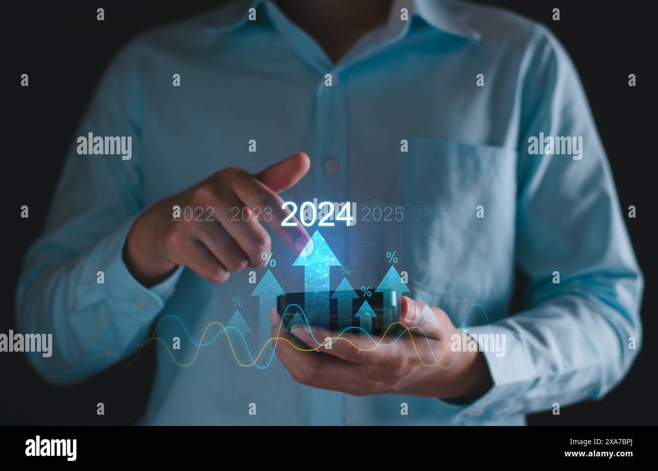Neujahrsziel 2024. Tippen Sie mit der Hand auf das Zielsymbol, Ziel 2023 bis 2024 für die Vorbereitung Happy New Year, Start New Year. Planung, Chance, Herausforderung Stockfoto