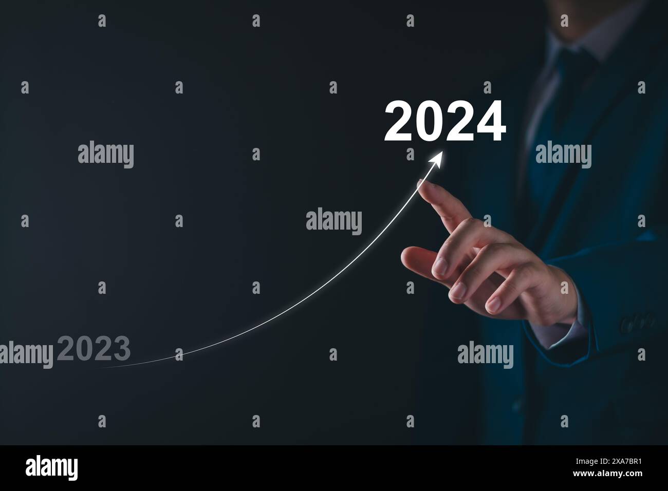 Neujahrsziel 2024. Tippen Sie mit der Hand auf das Zielsymbol, Ziel 2023 bis 2024 für die Vorbereitung Happy New Year, Start New Year. Planung, Chance, Herausforderung Stockfoto