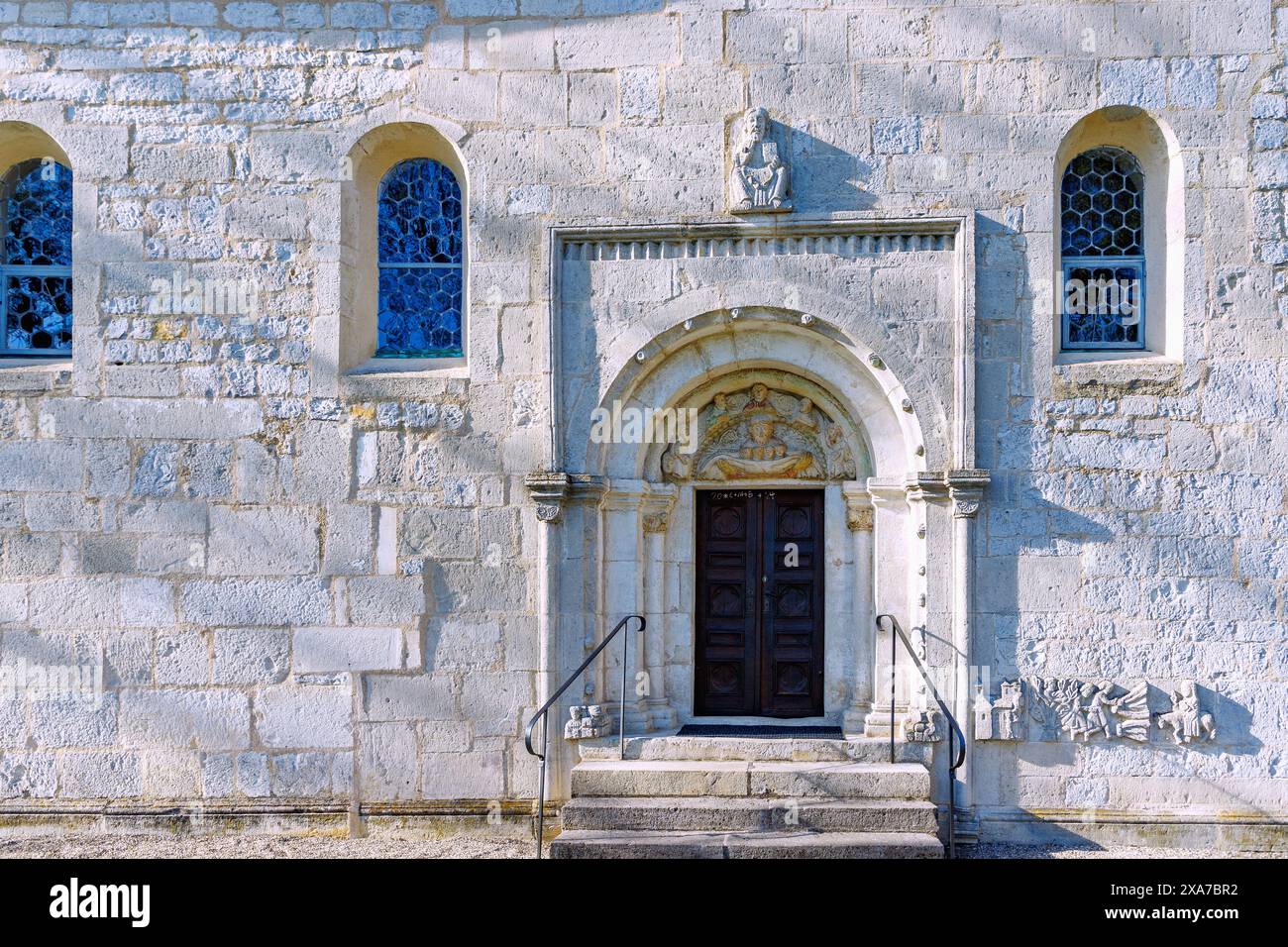 Romanische Kirche St. Ulrich in Ainau bei Geisenfeld in Oberbayern: Romanisches Portal mit Darstellung der armen Seelen in Abraham&#3 Stockfoto