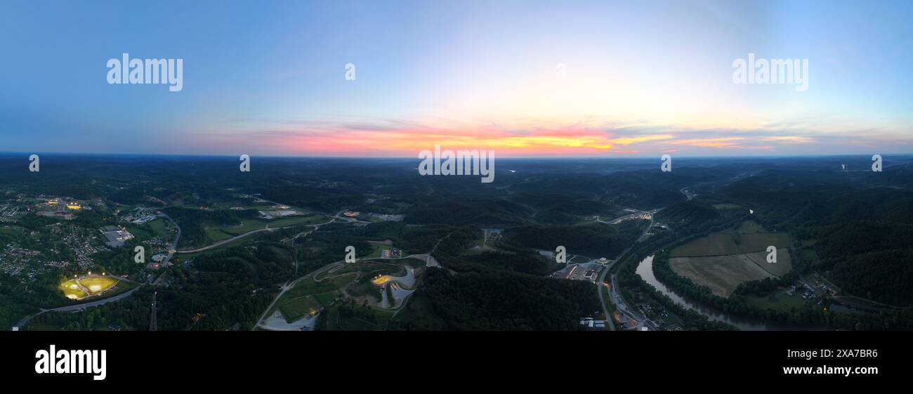 Ein Blick aus der Luft auf einen malerischen Sonnenuntergang in Kentucky Stockfoto