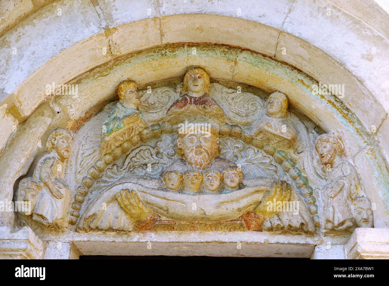 Romanische Kirche St. Ulrich in Ainau bei Geisenfeld in Oberbayern: Portaltympanon mit Darstellung der armen Seelen in Abraham&#39; Stockfoto