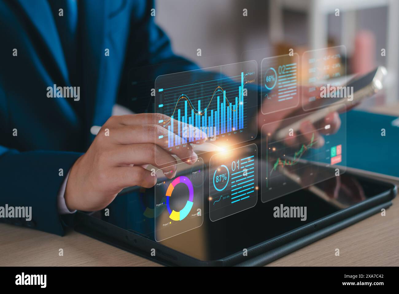 KPI-Geschäftsanalysekonzept. Geschäftsmann analysiert mithilfe des virtuellen Bildschirms des KPI-Dashboards Datenberichte, Geschäftstendenzen, Marketing, Unternehmensfinanzen, Investitionen Stockfoto