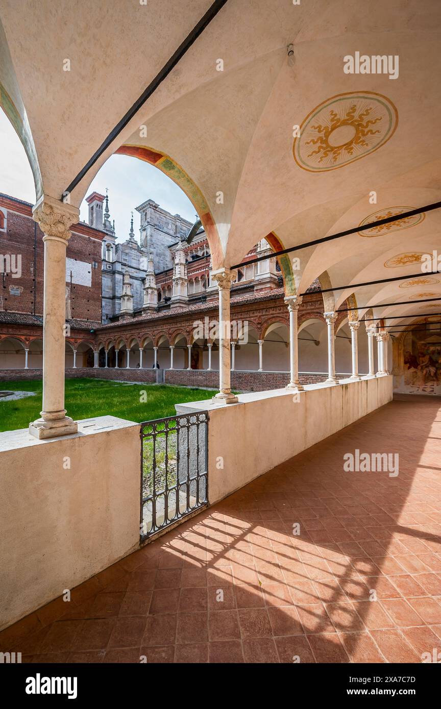 Kleiner Kreuzgang mit Garten in der Mitte, Kloster Certosa di Pavia („Gratiarum Chartusiae“), Provinz Pavia, Lombardei, Italien, Europa Stockfoto