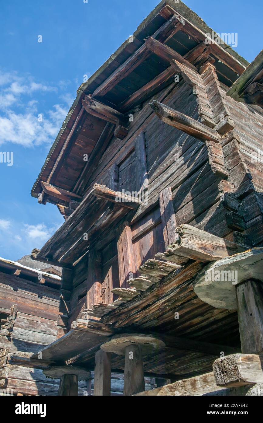 Antike Gebäude im alten Dorf Zermatt, Alpen, Wallis, Schweiz, Helvetia, Konföderation, Europa Stockfoto