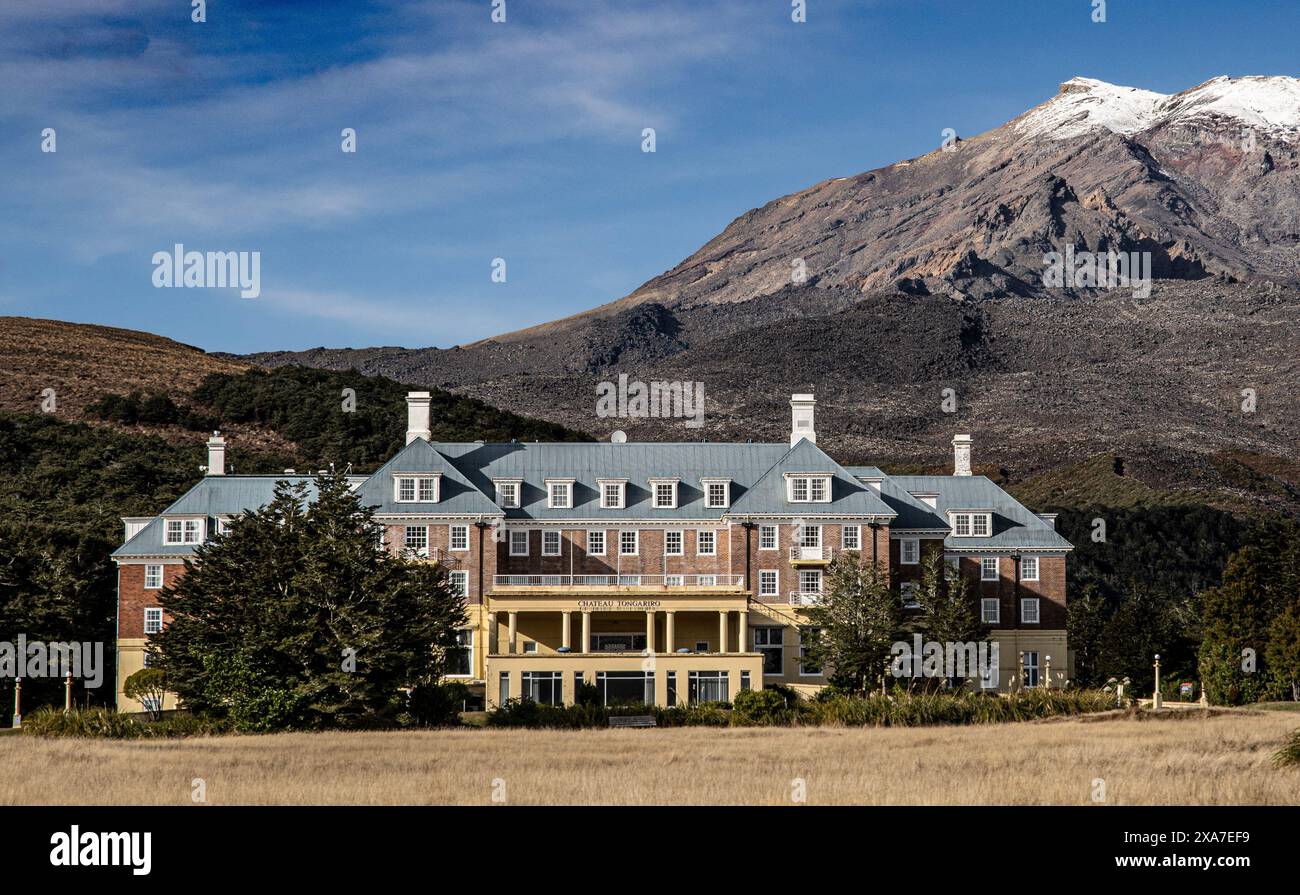 Das Chateau Togariro vor dem Mount Ruapehu im Herbst in Neuseeland Stockfoto