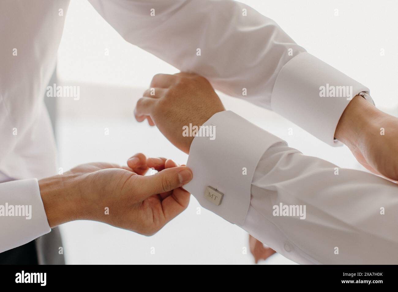 Der Bräutigam macht sich bereit für die Hochzeit in einem weißen Hemd Stockfoto