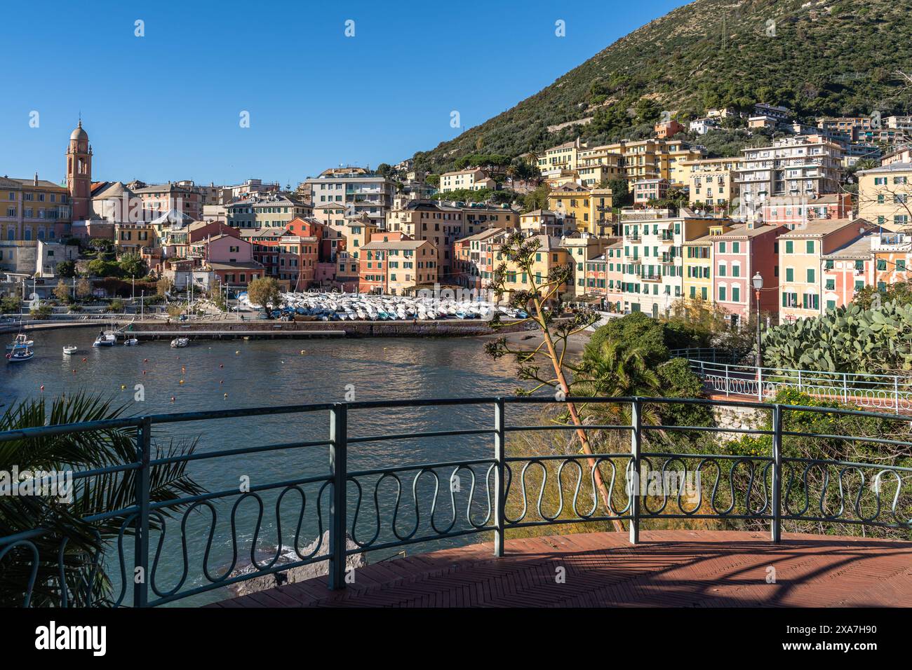 Blick auf die Uferlandschaft von Genova Nervi. Die Gebäude überblicken das Wasser und schaffen einen Kontrast zwischen Natur und Architektur Stockfoto