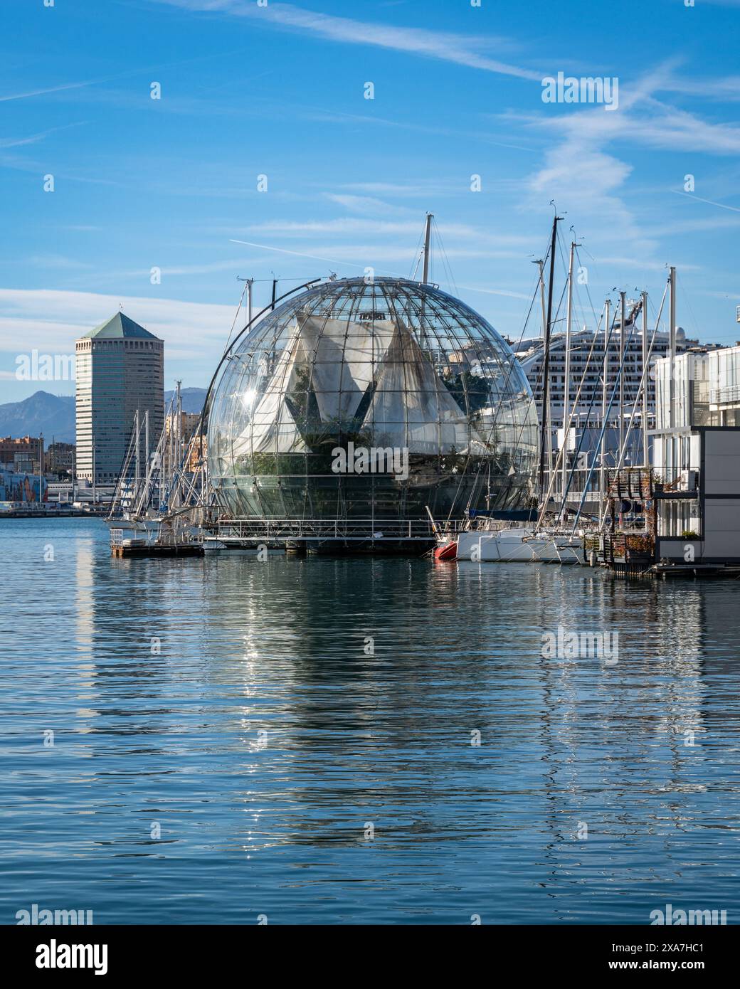 Die Biosphäre, bekannt als La Bolla, am Alten Hafen von Genua. Diese Glaskugel beherbergt eine tropische Umgebung. Stockfoto