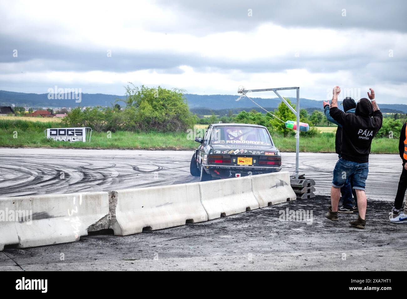 Die Zuschauer sehen ein Drag-Rennen mit Autos an der Ziellinie Stockfoto