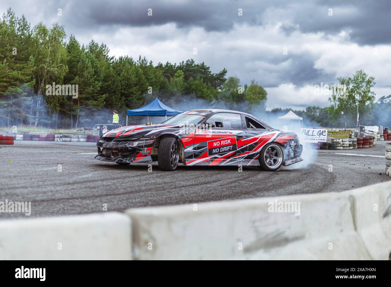 Ein Rennwagen führt einen Burnout-Trick auf der Rennstrecke aus Stockfoto