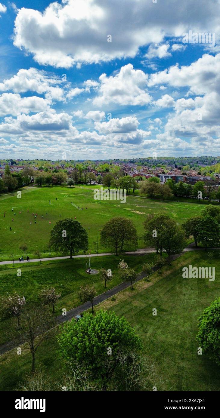 Ein Blick aus der Vogelperspektive auf üppiges grünes Gras mit weit entfernten Häusern Stockfoto