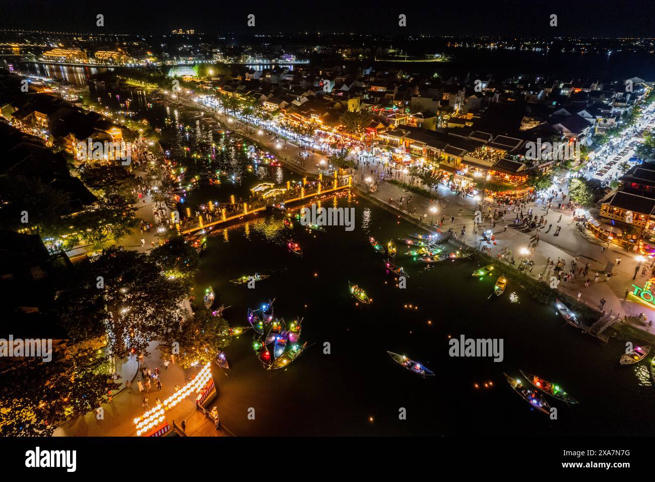 Eine Luftaufnahme einer Nachtszene in einem Stadtgebiet mit beleuchteten Lichtern Stockfoto