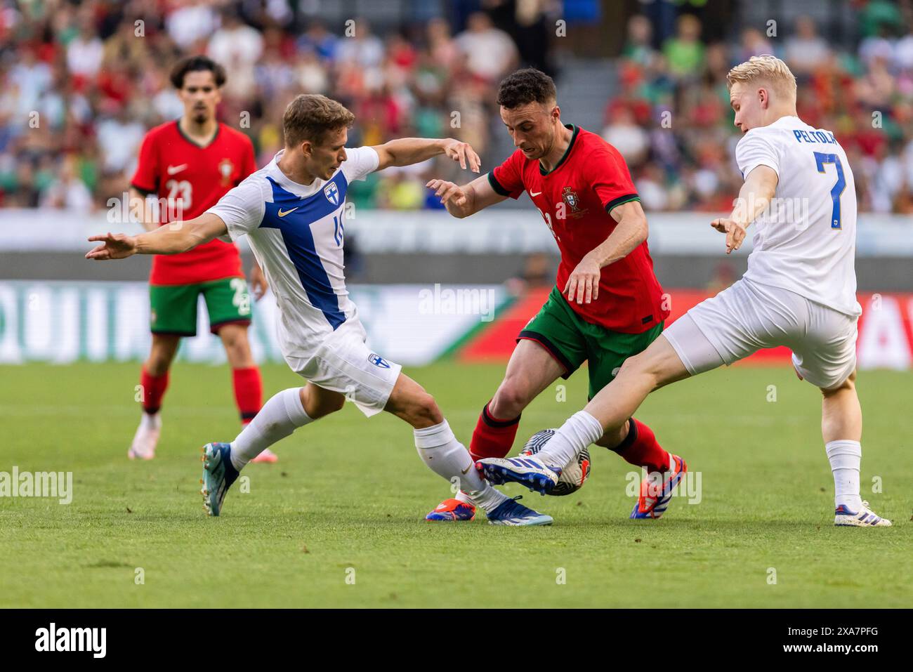 Lissabon, Portugal. Juni 2024. Diogo Jota (C) aus Portugal, Matti Peltola (R) aus Finnland und Anssi Suhonen (L) aus Finnland wurden während des Freundschaftsspiels zwischen Portugal und Finnland im Stadion Estadio Jose Alvalade im Einsatz gesehen. (Endstand: Portugal 4:2 Finnland) Dies war ein Freundschaftsspiel vor der Fußball-Europameisterschaft (UEFA Euro 2024), die zwischen dem 14. Juni und dem 14. Juli in Deutschland stattfindet. Quelle: SOPA Images Limited/Alamy Live News Stockfoto