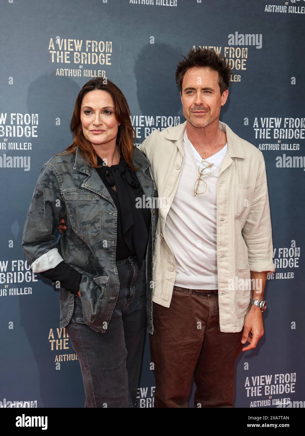 London, Großbritannien. Juni 2024. Sarah Parish und James Murray nehmen an der Presseveranstaltung für „A View from the Bridge“ im Theatre Royal Haymarket in London Teil. Quelle: SOPA Images Limited/Alamy Live News Stockfoto