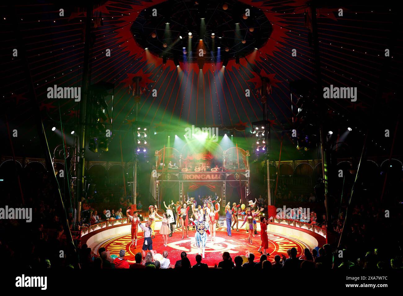 Das große Finale am Ender der Vorstellung mit allen Künstlern, welche sich von den Zuschauern verabschiedet. *** Das große Finale am Ende der Aufführung, bei dem sich alle Künstler vom Publikum verabschieden Stockfoto