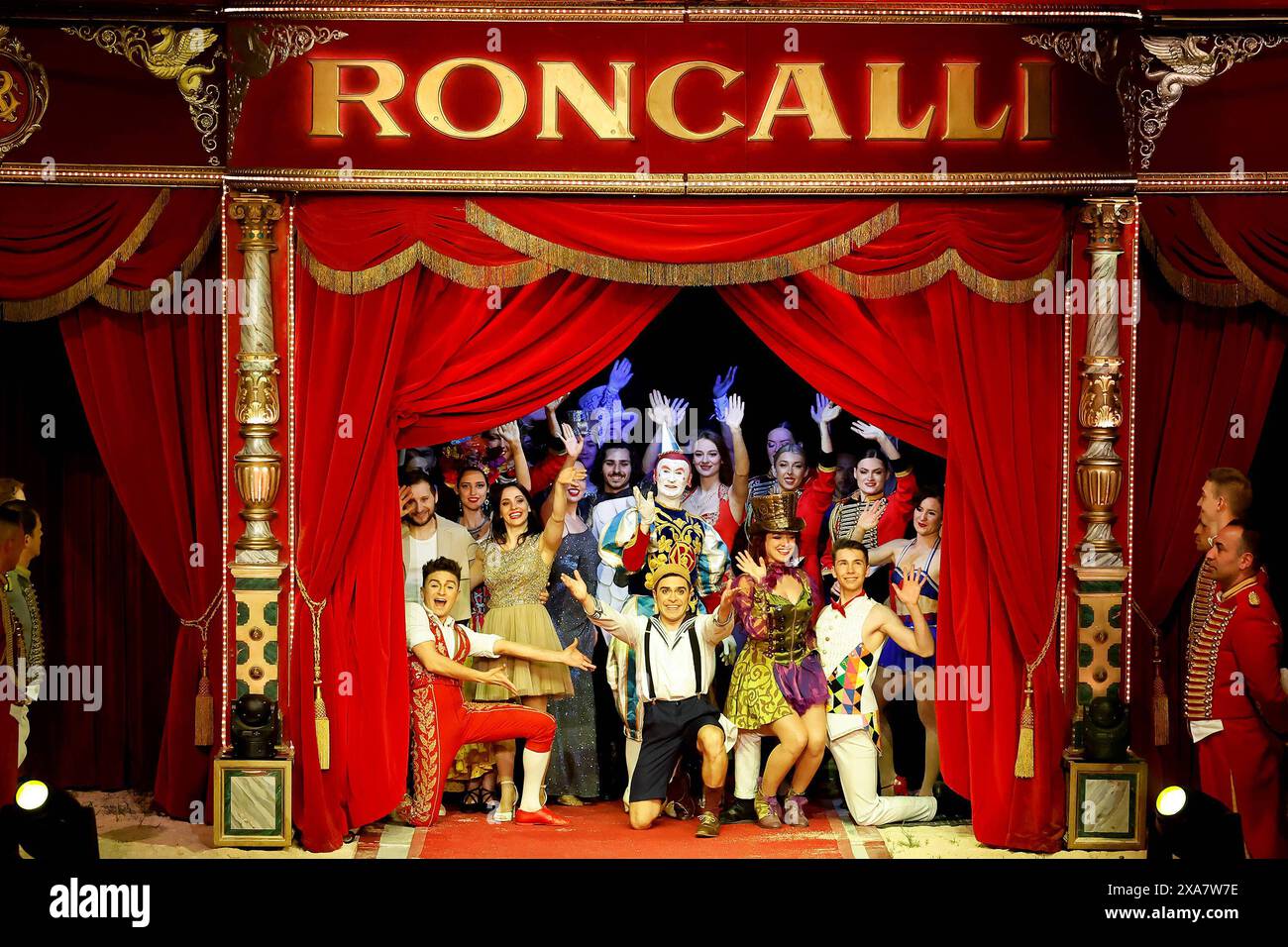 Die Künstler verabschieden das Publikum beim großen Finale am Ende der letzten Zugabe. *** Die Künstler verabschieden sich vom Publikum beim großen Finale am Ende der letzten Zugabe Stockfoto