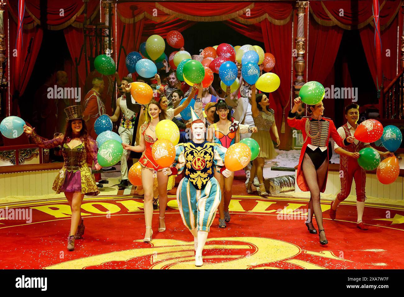 Das große Finale am Ender der Vorstellung mit allen Künstlern, welche sich von den Zuschauern verabschiedet. *** Das große Finale am Ende der Aufführung, bei dem sich alle Künstler vom Publikum verabschieden Stockfoto