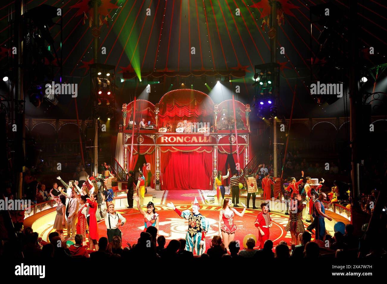 Das große Finale am Ender der Vorstellung mit allen Künstlern, welche sich von den Zuschauern verabschiedet. *** Das große Finale am Ende der Aufführung, bei dem sich alle Künstler vom Publikum verabschieden Stockfoto