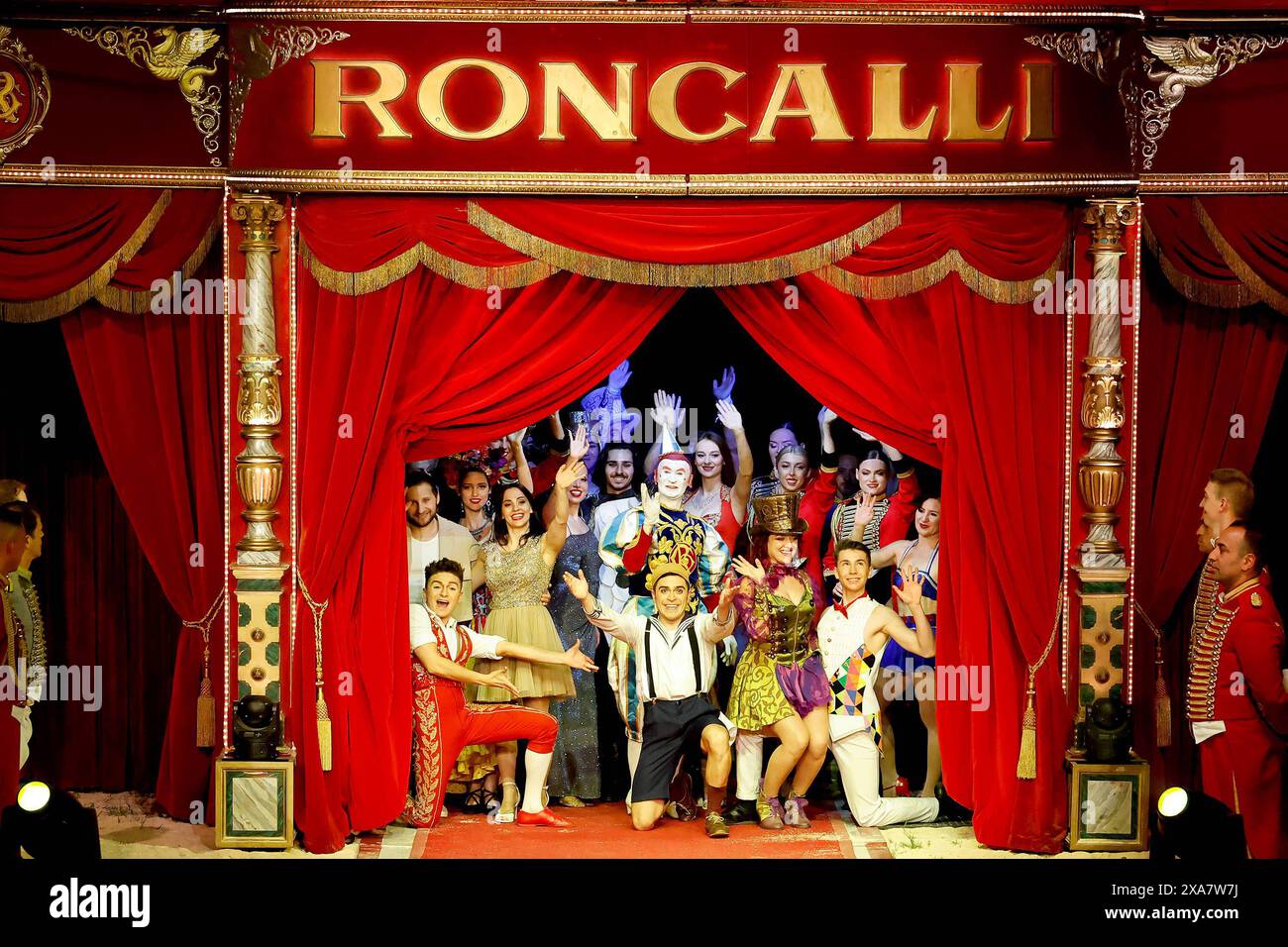 Die Künstler verabschieden das Publikum beim großen Finale am Ende der letzten Zugabe. *** Die Künstler verabschieden sich vom Publikum beim großen Finale am Ende der letzten Zugabe Stockfoto