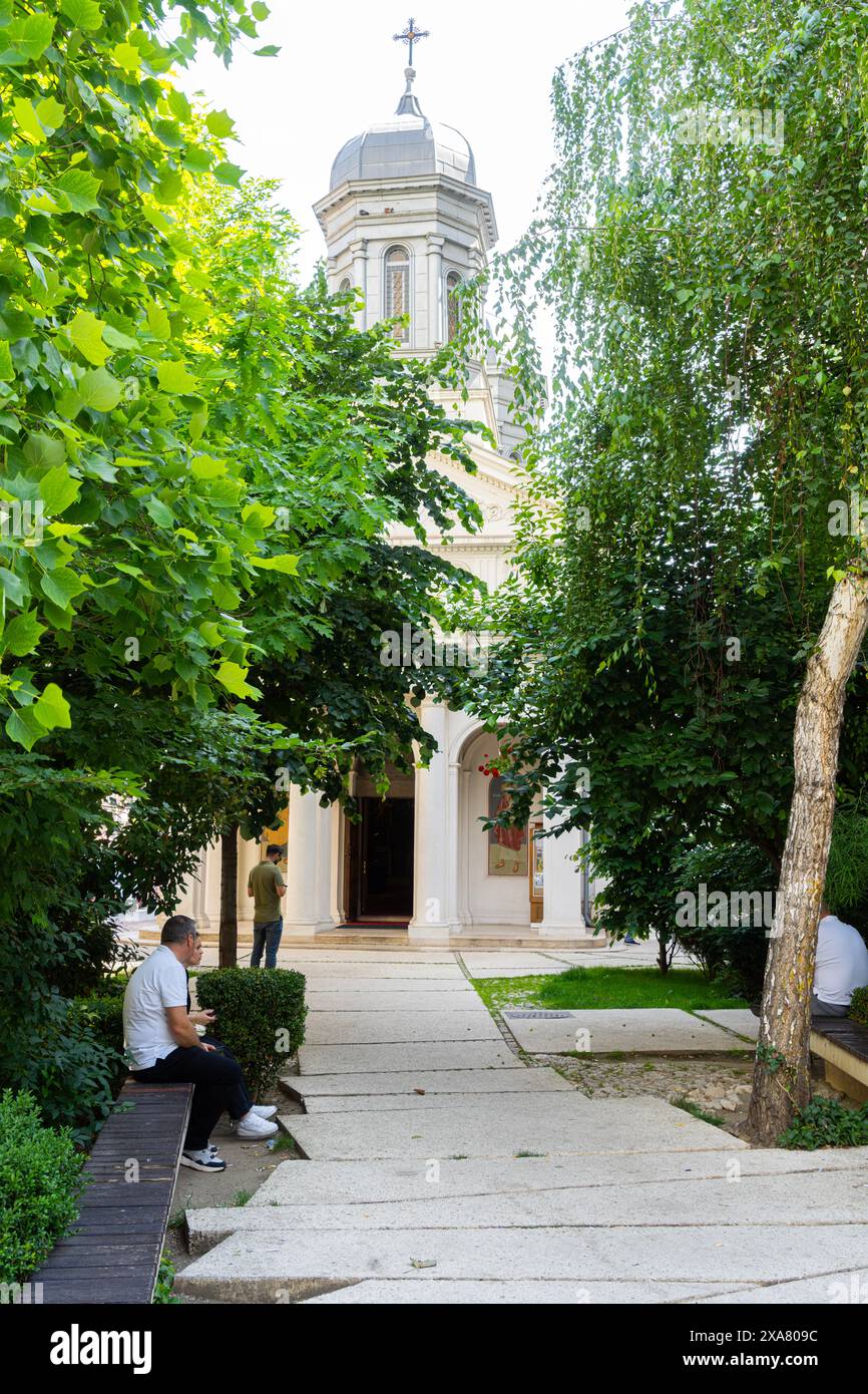 Bukarest, Rumänien. Mai 2024. Außenansicht der weißen Kirche Bukarest im Stadtzentrum Stockfoto