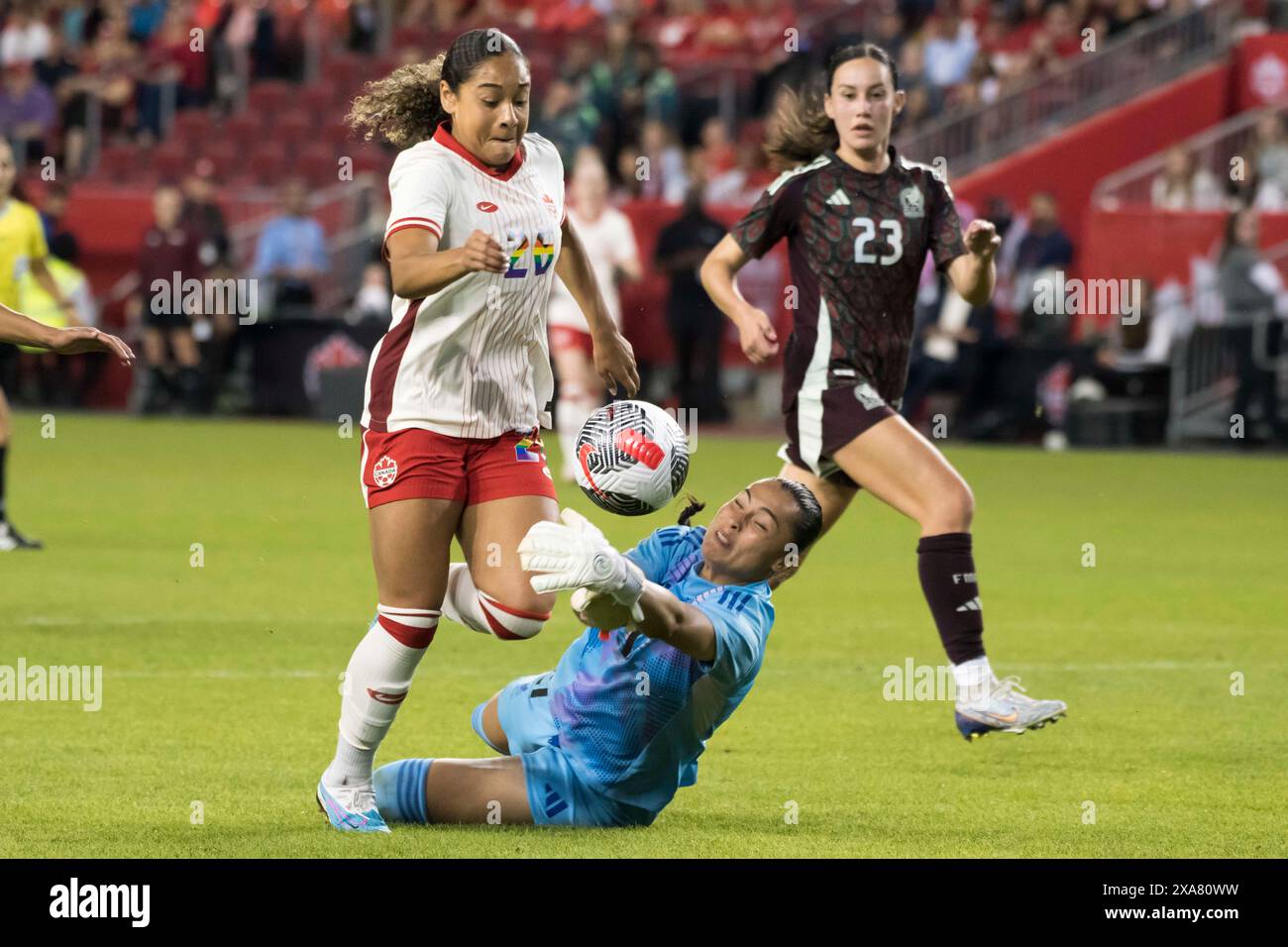 Toronto, Ontario, Kanada. Juni 2024. Olivia Smith #26 (L) aus Kanada und Esthefanny Barreras #21 (R) aus Mexiko in Aktion während eines internationalen Freundschaftsspiels auf dem BMO Field am 4. Juni 2024 in Toronto, Ontario, Kanada. Das Spiel endete mit 1:1. Quelle: ZUMA Press, Inc./Alamy Live News Stockfoto