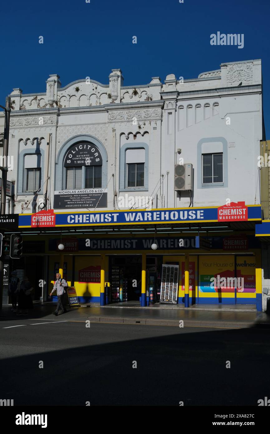 Chemist Warehouse, Church & King St, Newtown, Sydney, Geschäftsgebäude des inneren Westens, viktorianische Straßenfassaden und Architektur Stockfoto