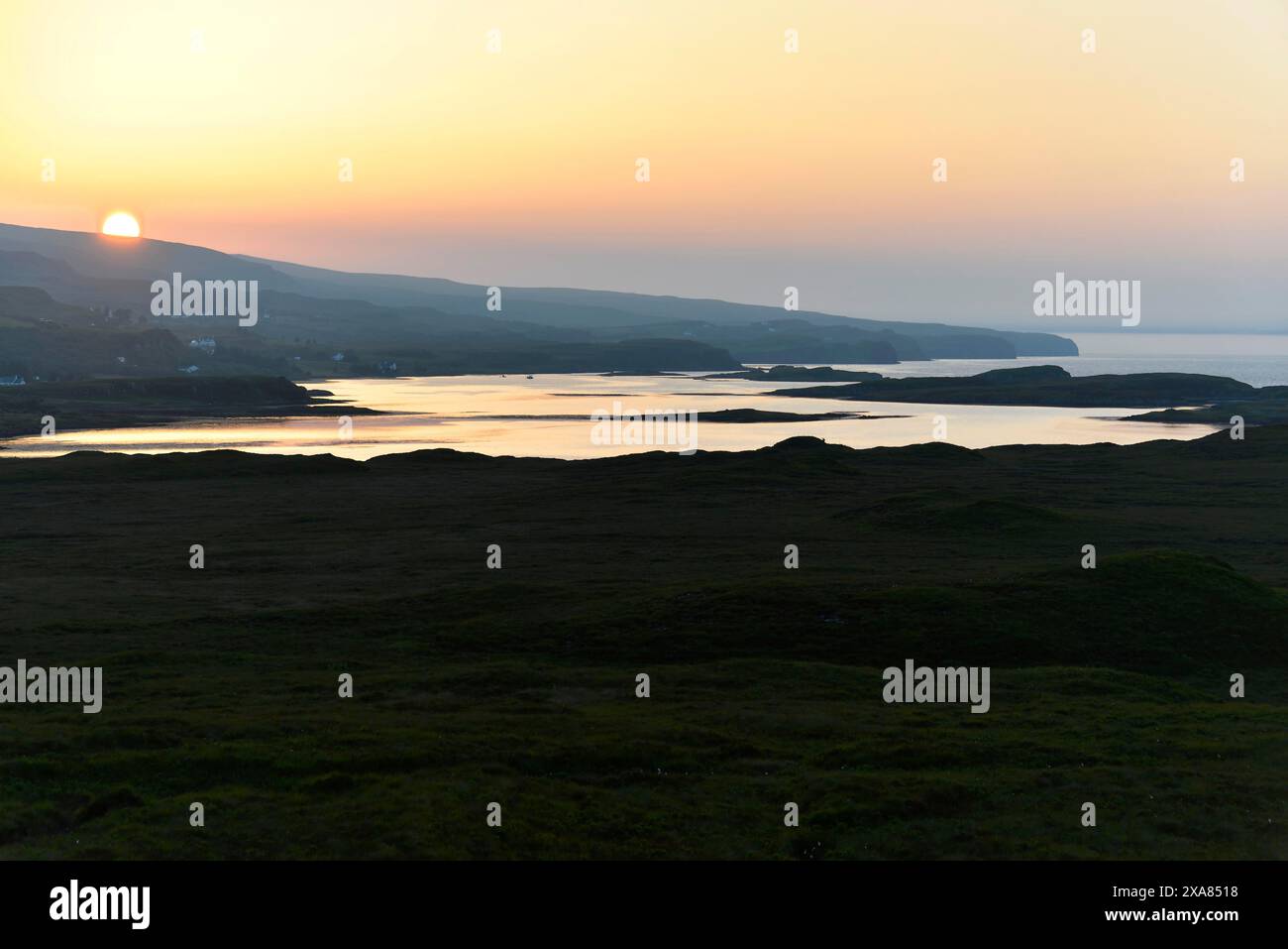 Isle of Skye, Schottland, Großbritannien, Europa, Ein ruhiger Sonnenuntergang über einem weiten Meer mit friedlicher Atmosphäre, Schottland, Großbritannien Stockfoto