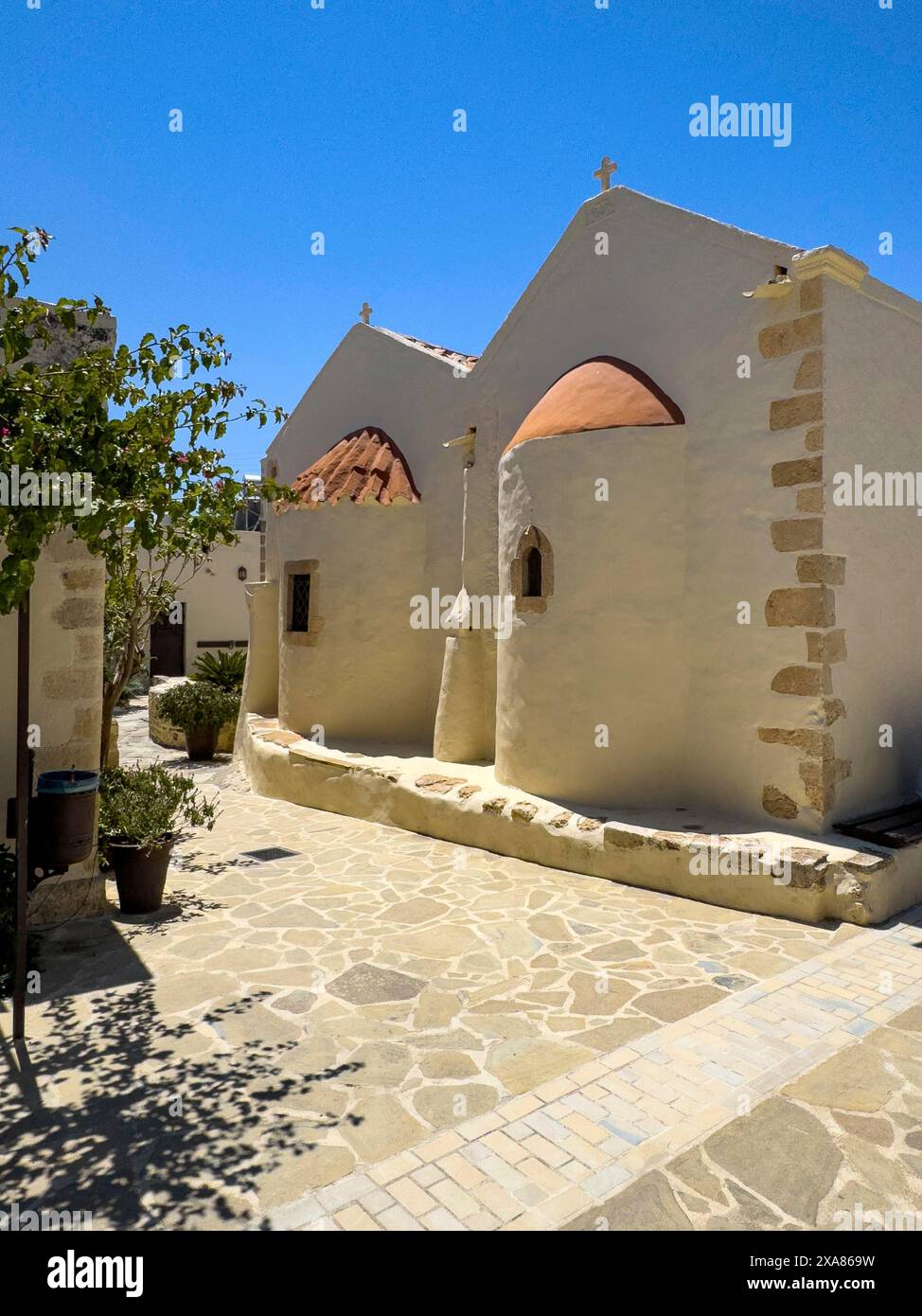 Doppelapsis der zweischiffigen Klosterkirche, die der Himmelfahrt der Jungfrau Maria und der Apostel Peter und Paul gewidmet ist, UNESCO-Stätte orthodoxe Griechisch Stockfoto