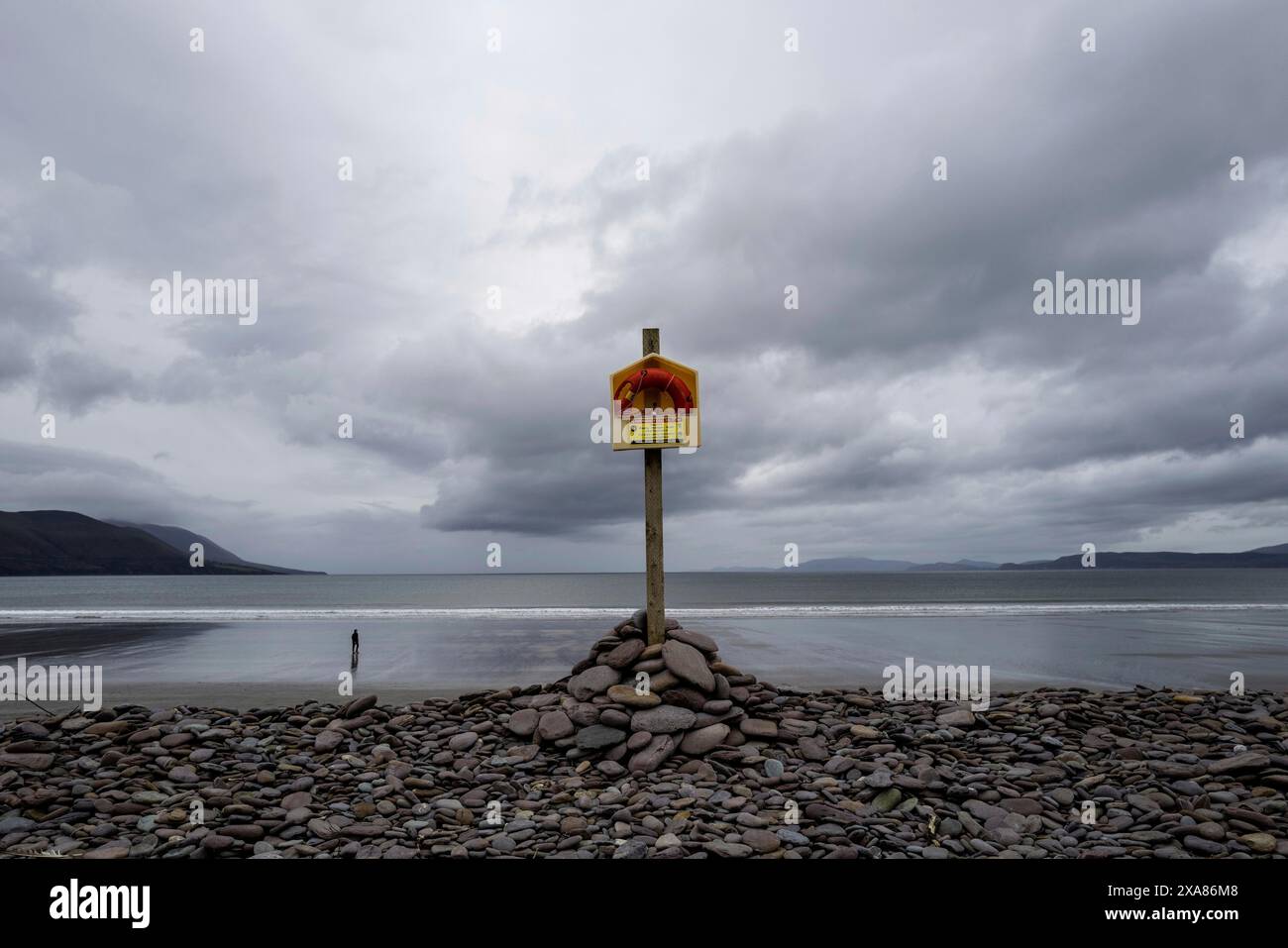 Blick auf den Atlantischen Ozean von einem Strand in der Nähe von Glenbeigh entlang des Wild Atlantic Way. County Kerry, Irland Stockfoto