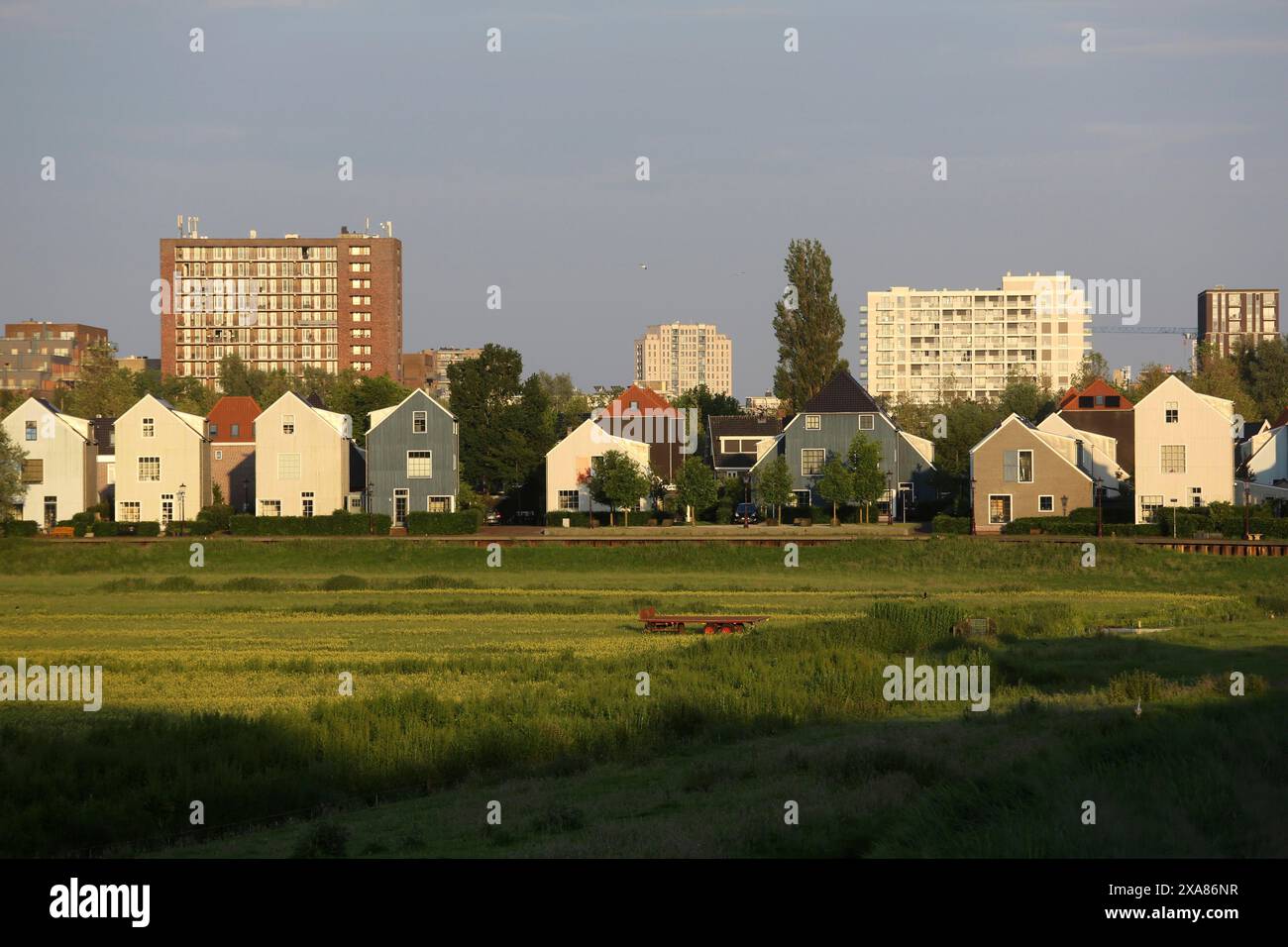 Sonnenuntergang in den Niederlanden mit zwei kontrastierenden Wohnstilen. Amsterdam, Niederlande Stockfoto