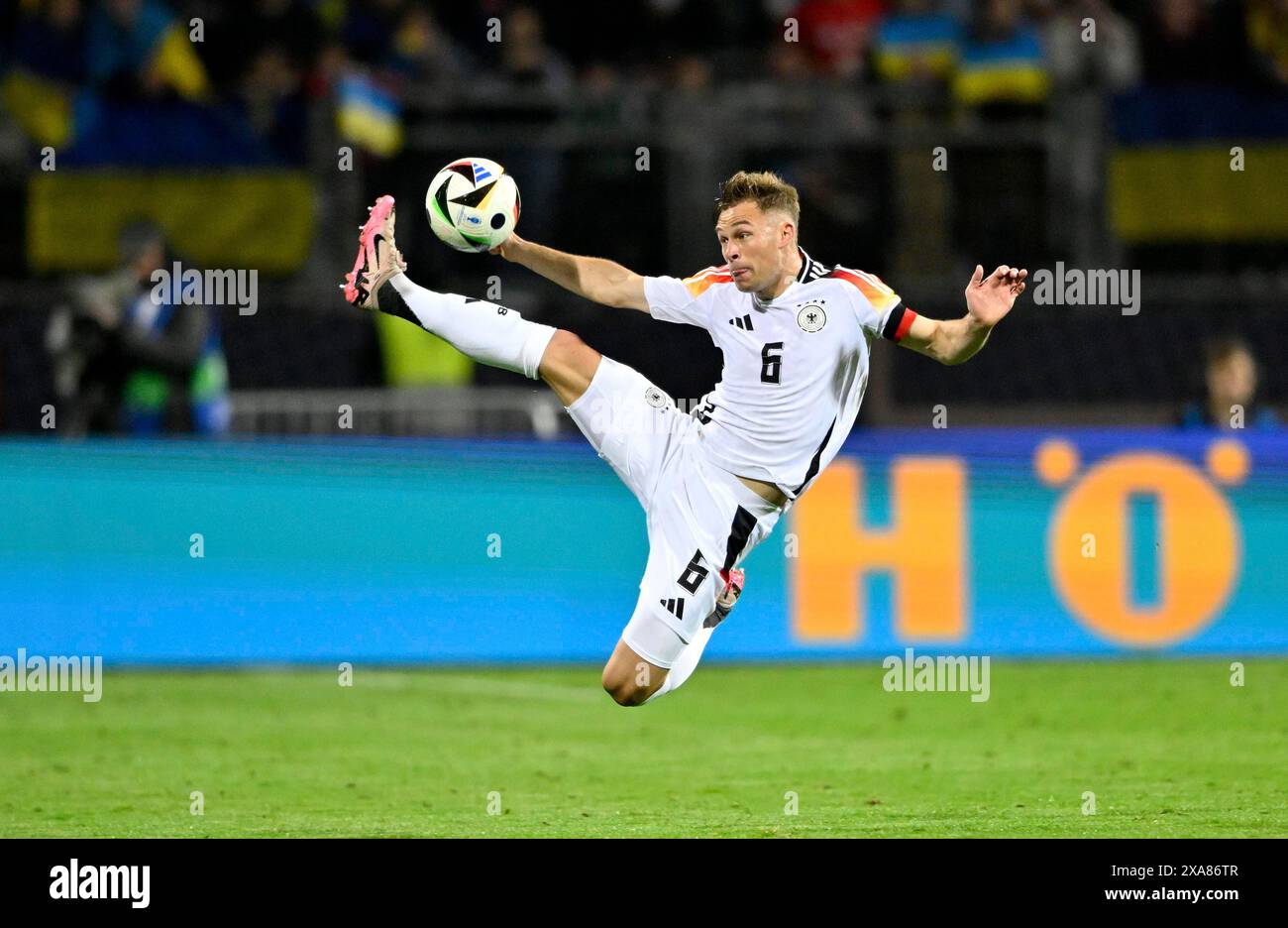 Joshua Kimmich GER (06) akrobatisch am Ball, Max Morlock Stadium, Nürnberg, Bayern, Deutschland Stockfoto