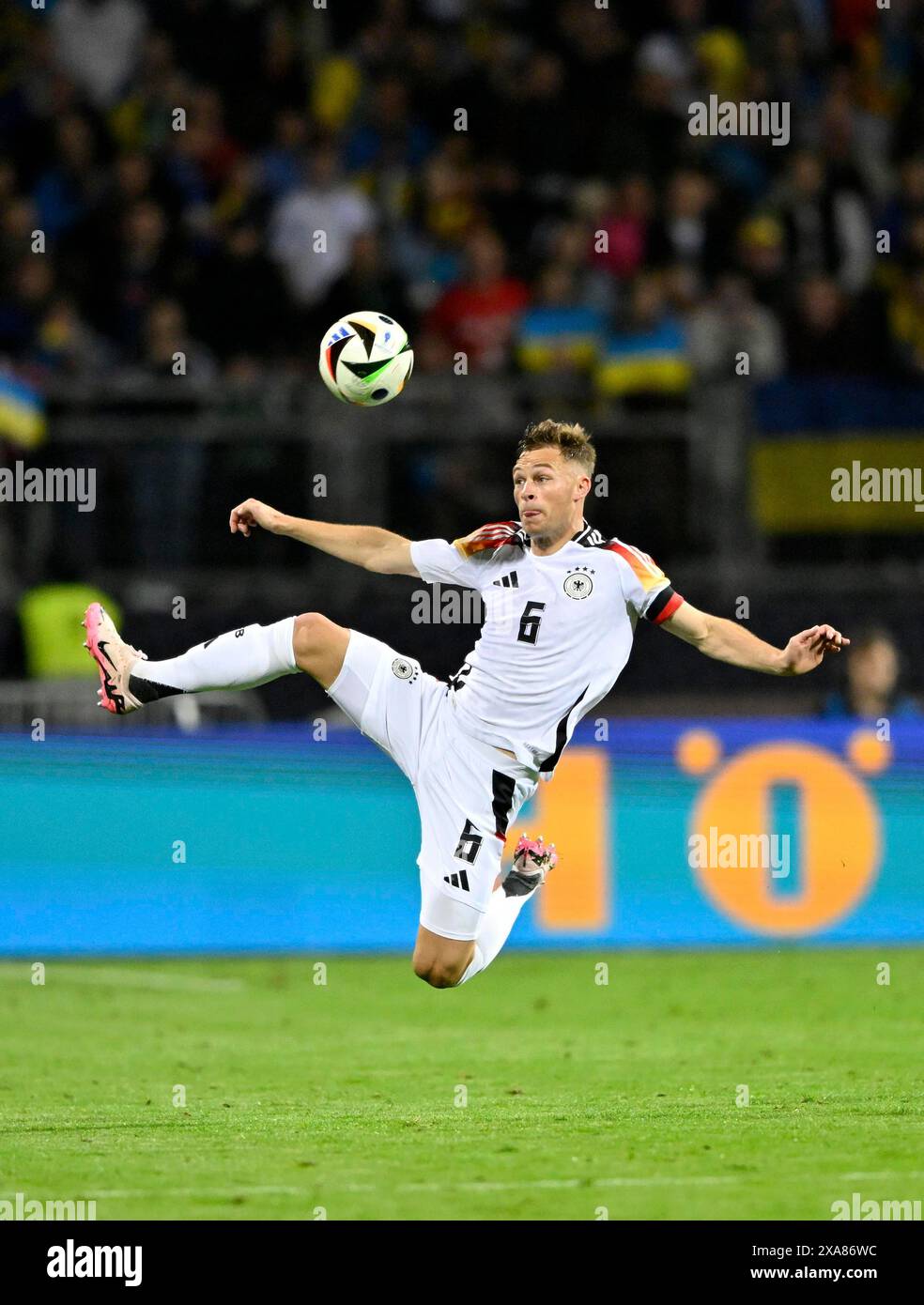 Joshua Kimmich GER (06) akrobatisch am Ball, Max Morlock Stadium, Nürnberg, Bayern, Deutschland Stockfoto