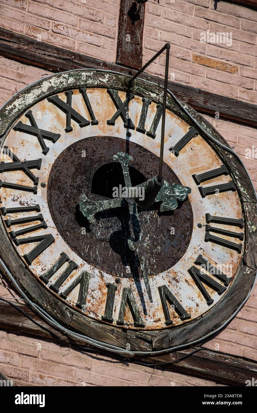 Zifferblatt auf dem alten Holzturm aus nächster Nähe. Ukraine, Tschortkiw. Stockfoto