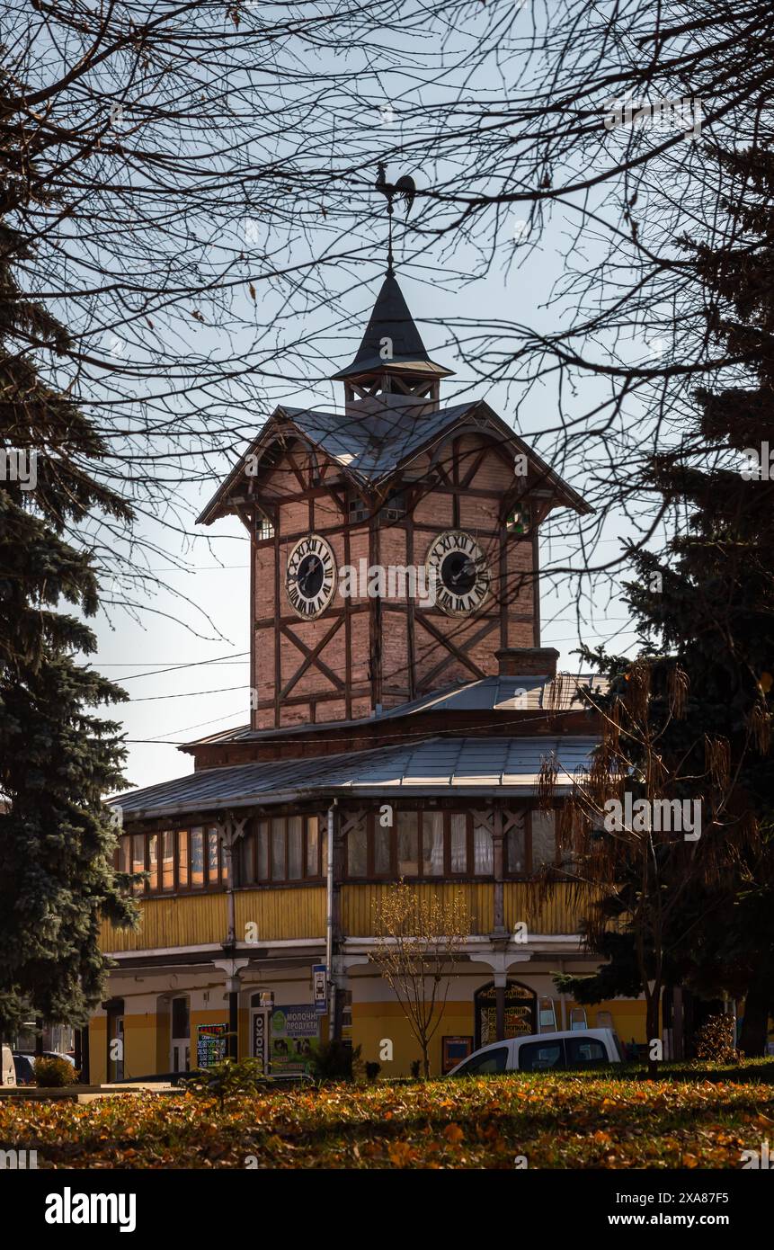 Zifferblatt auf dem alten Holzturm aus nächster Nähe. Ukraine, Tschortkiw. Stockfoto