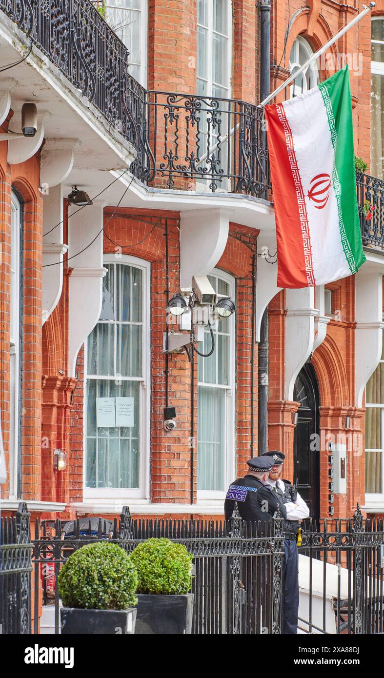 Zwei Polizisten außerhalb der Konsularabteilung der iranischen Botschaft, Kensington Court, London, England. Stockfoto