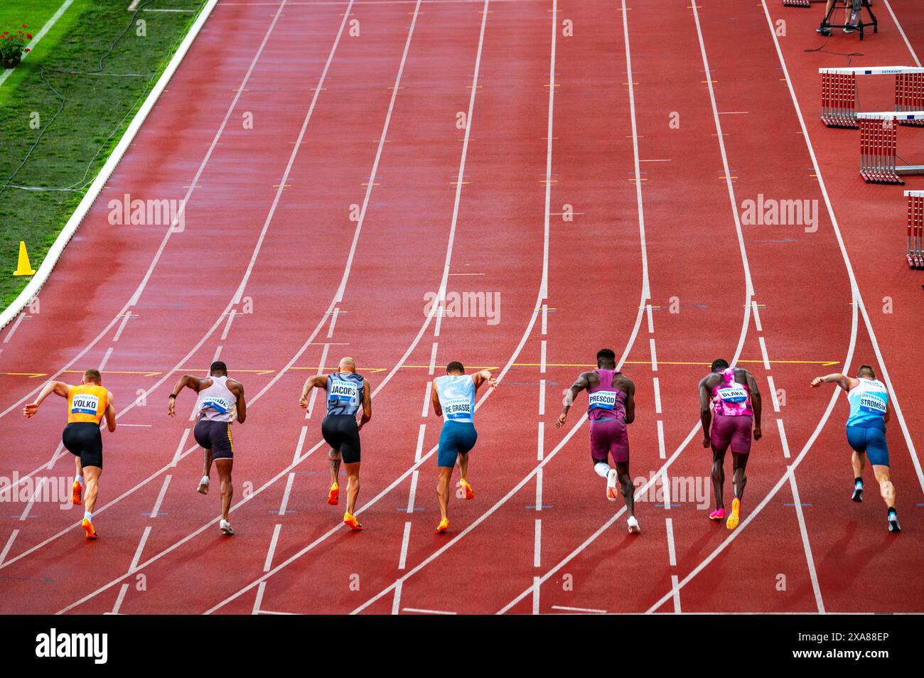 OSTRAVA, TSCHECHIEN, 28. MAI 2024: Elite Sprinters explodieren aus den Blöcken in 100 Meter Dash. Vor dem Rennen vor den olympischen sommerspielen Paris 2024 und Europa-Cha Stockfoto