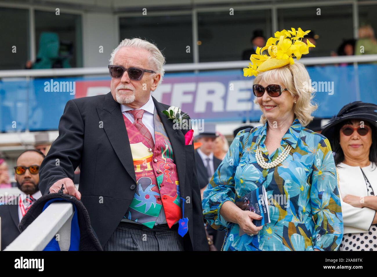 Zwei Racegoer verkleidet im Epsom Derby. Das Derby ist ein klassisches Flat-Rennen der Klasse 1. Stockfoto