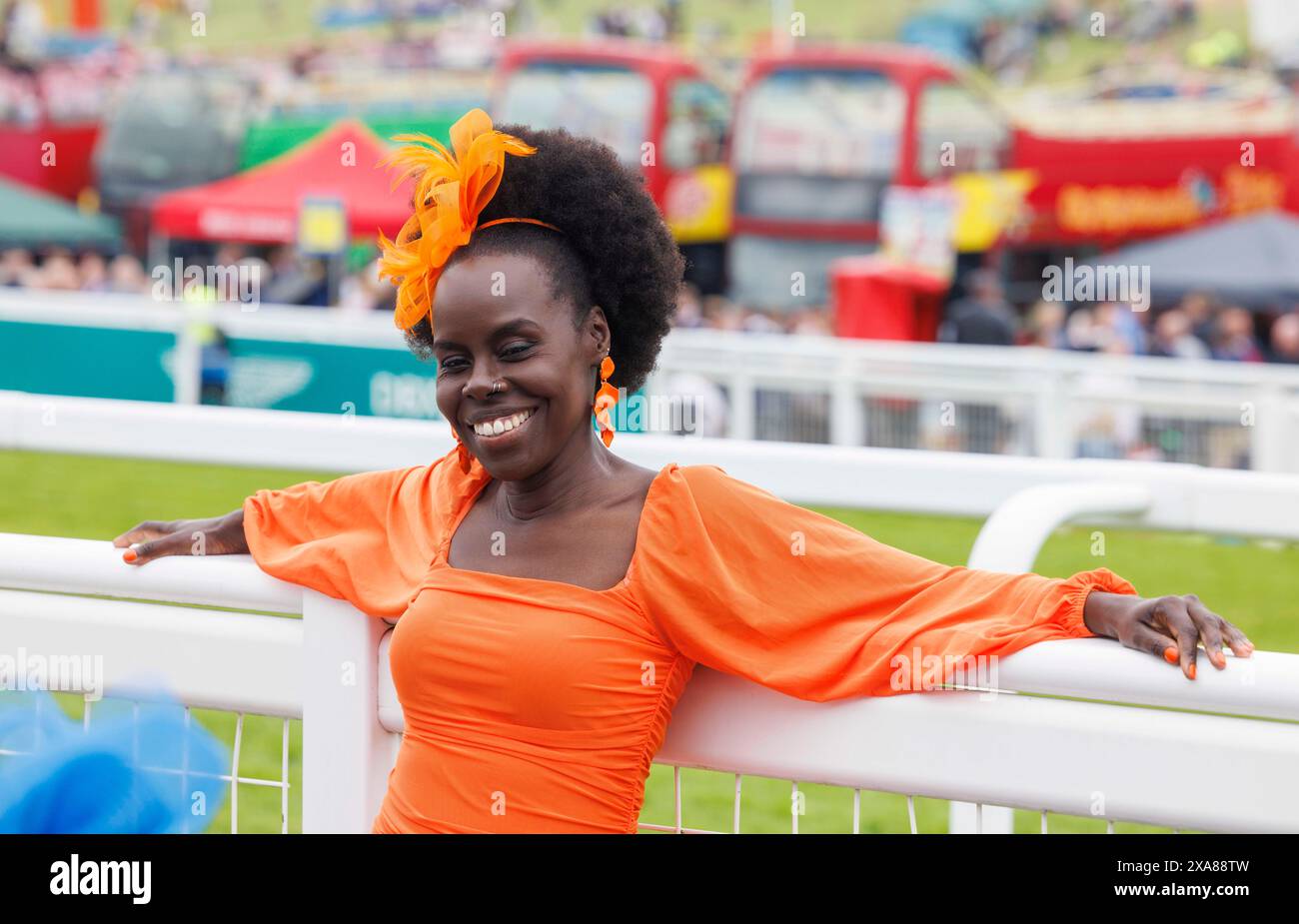 Ein Rennfahrer, der sich im Epsom Derby verkleidet hat. Das Derby ist ein klassisches Flat-Rennen der Klasse 1. Stockfoto