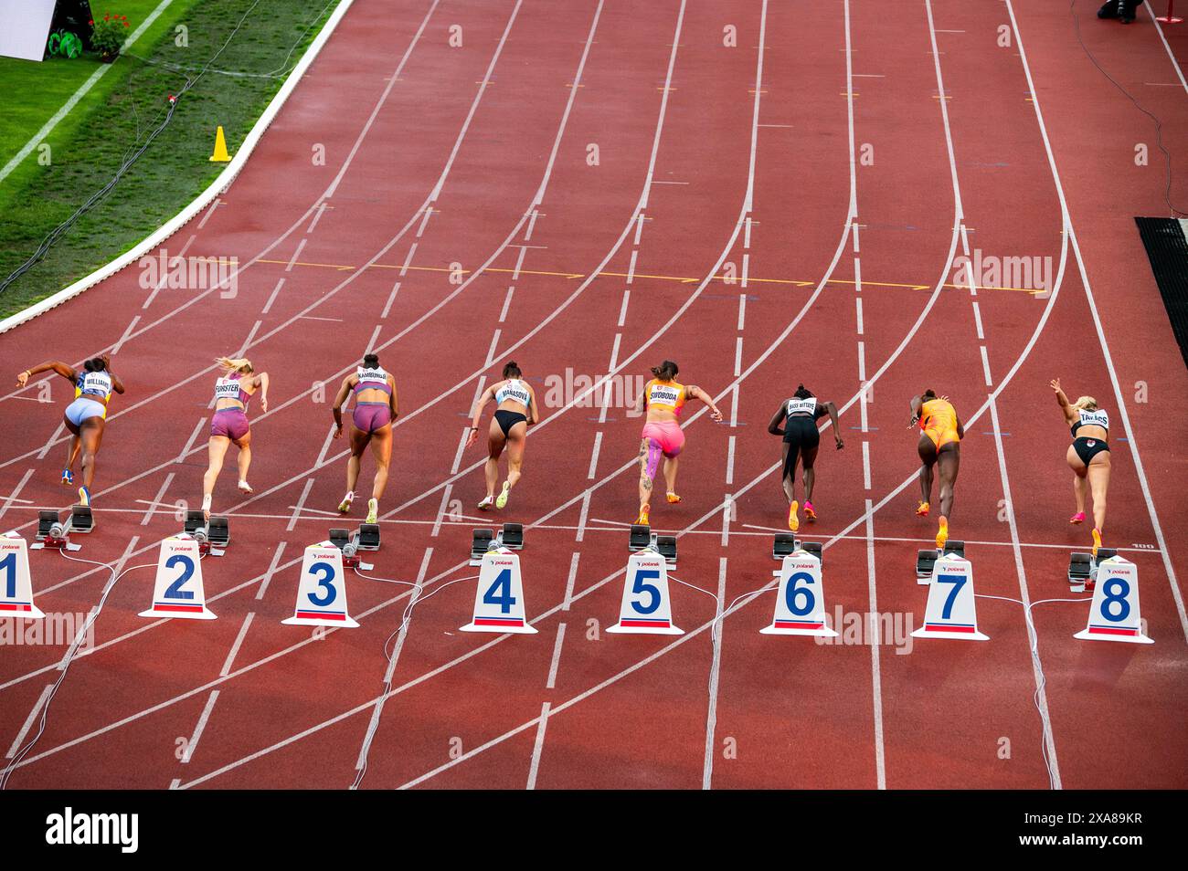 OSTRAVA, TSCHECHIEN, 28. MAI 2024: Top-Athleten bereit für das 100-Meter-Rennen. Startblöcke für ausgeführte Formulare. Stockfoto