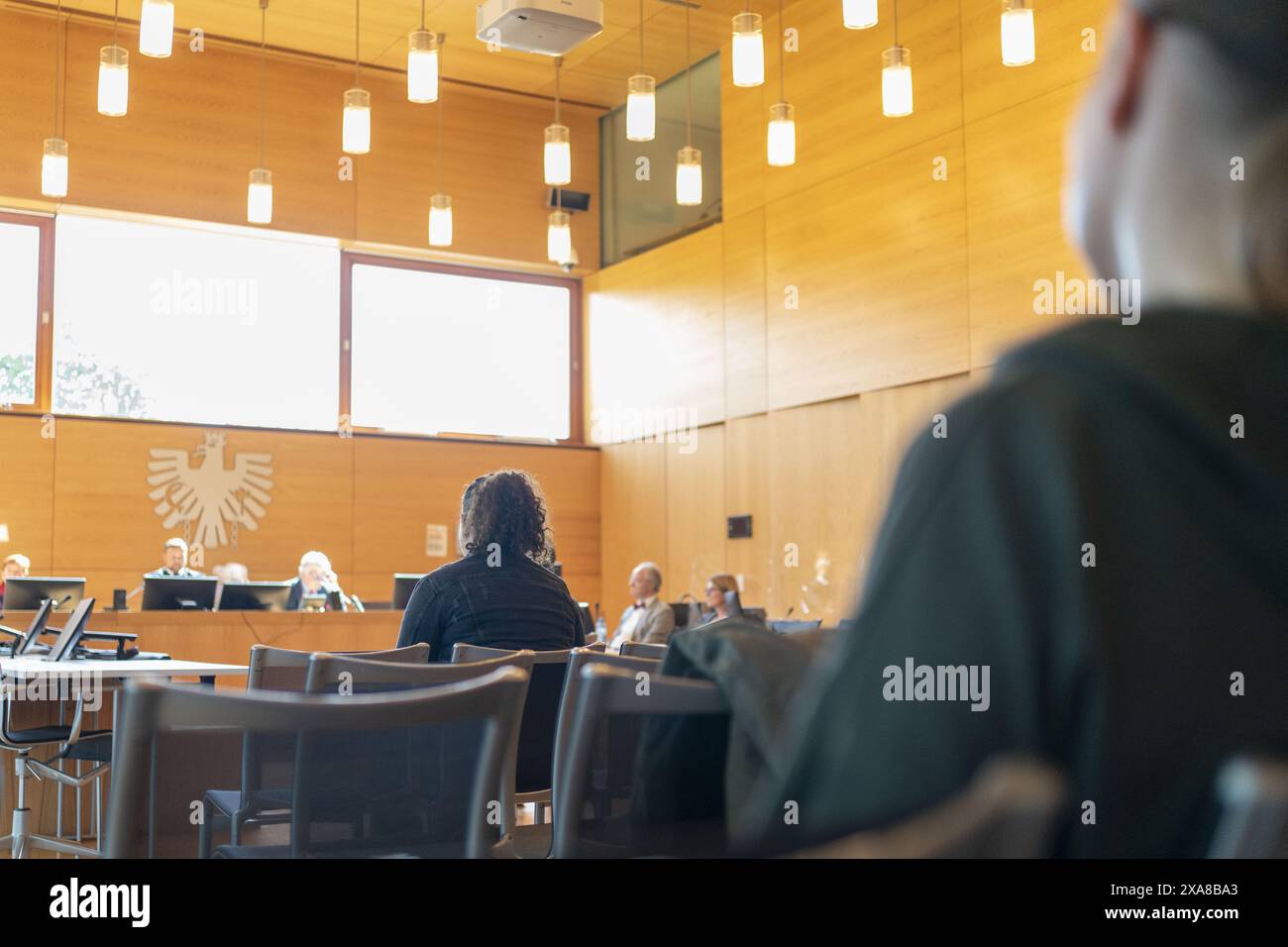 Leoben, Österreich. Juni 2024. LEOBEN, ÖSTERREICH - 5. JUNI: Zeigen Sie die Drittangeklagte während der Gerichtsverhandlung gegen eine serbische Staatsbuergerin wegen Toetung eines Kindes bei der Geburt Landesgericht Leoben am 5. Juni 2024 in Leoben, Steiermark.240605 SEPA 12 008 - 20240605 PD0984 Credit: APA-PictureDesk/Alamy Live News Stockfoto