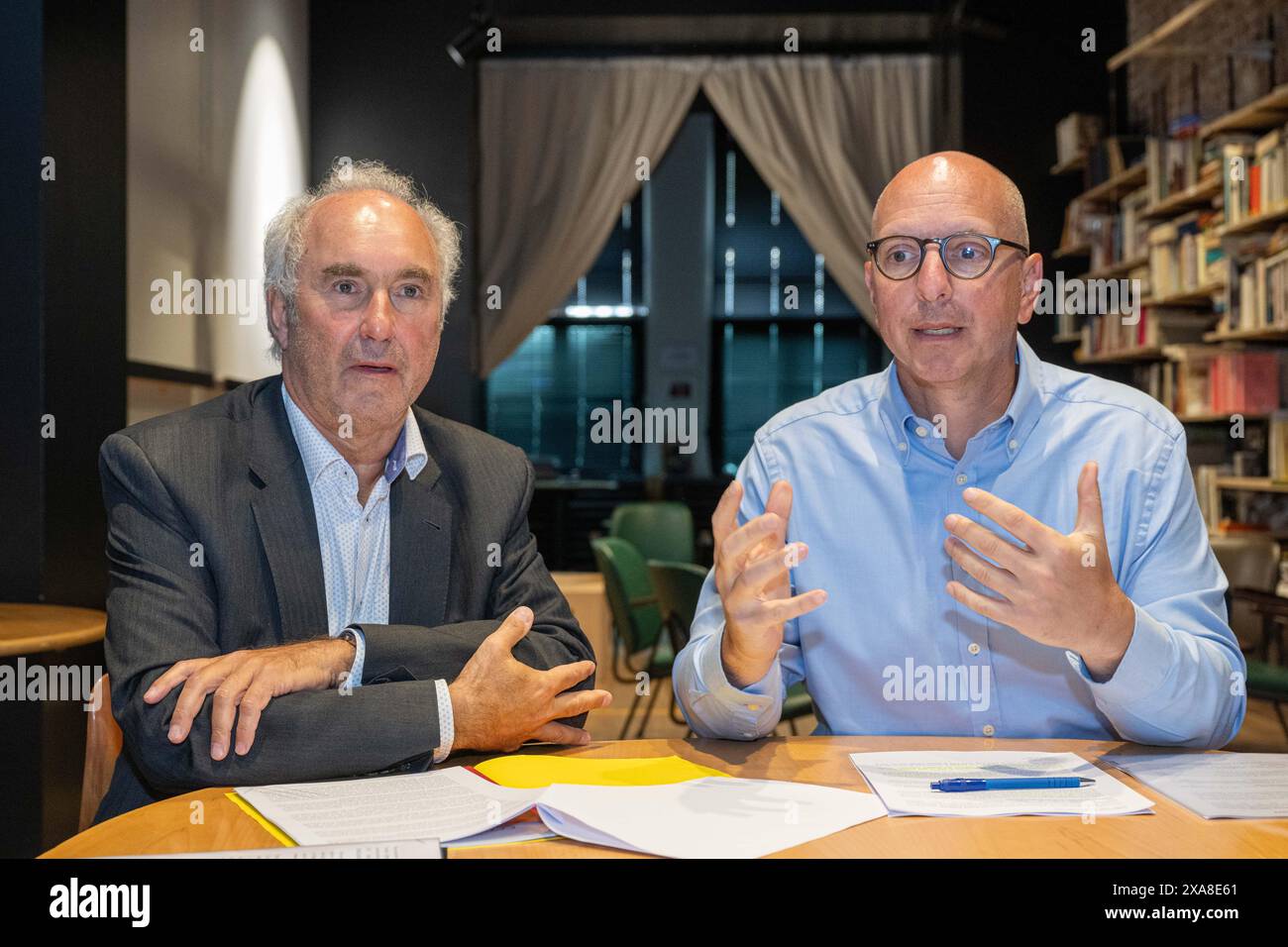 CCOJB-Präsident Yves Oschinsky (L) und CCLJ-Präsident Benjamin Beeckmans (R) wurden während einer Pressekonferenz verschiedener jüdischer Organisationen über eine Beschwerde gegen die Politiker Ahidar und El Yousfi wegen Antisemitismus am Mittwoch, den 05. Juni 2024 in Brüssel dargestellt. Die Organisationen Juives de Belgique (CCOJB), Centre communautaire Lac Juif - David Su&#776;sskind (CCLJ) und Forum der Joodse Organisaties (FJO) reichen eine Beschwerde ein, um Erklärungen zu erhalten, die während einer Anhörung des israelischen Botschafters in Belgien Rosenzweig-Abu im vergangenen Dezember im Senat abgegeben wurden. BELGA FOTO JONAS ROOSENS Stockfoto